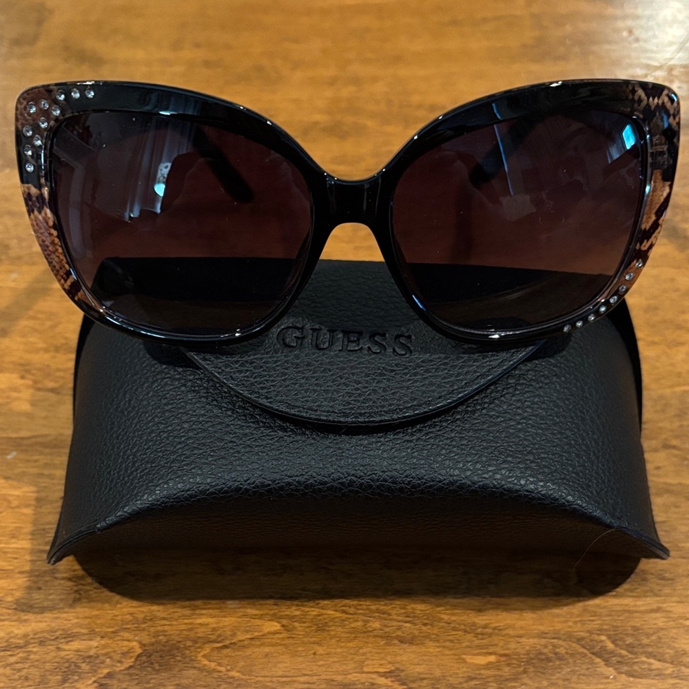 New in case Guess Black and Brown Butterfly Women's Sunglasses